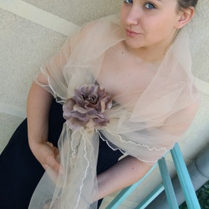 Couverture de la robe de soirée en tulle. Écharpe de fleurs dépaule en maille beige. Capelet formel pur. image 6