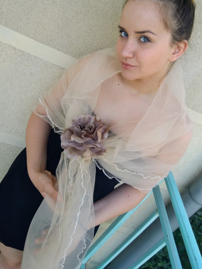 Couverture de la robe de soirée en tulle. Écharpe de fleurs dépaule en maille beige. Capelet formel pur. image 6