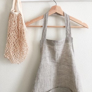 Linen kitchen apron with pockets. Beige apron. Washed apron for cooking, gardening, painting. Holiday home gift. Hostess gift. Made in USA