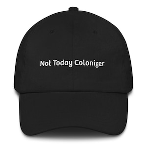 Könnte beinhalten: Eine schwarze Baseballkappe mit dem Text "Not Today Colonizer" in weiß auf der Vorderseite gestickt.