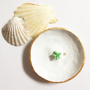 多肉植物のリングホルダー皿、ミニマリストモノグラム // 粘土リング皿、小物皿、ジュエリー皿、パーソナライズされたギフトアイデア、結婚祝い