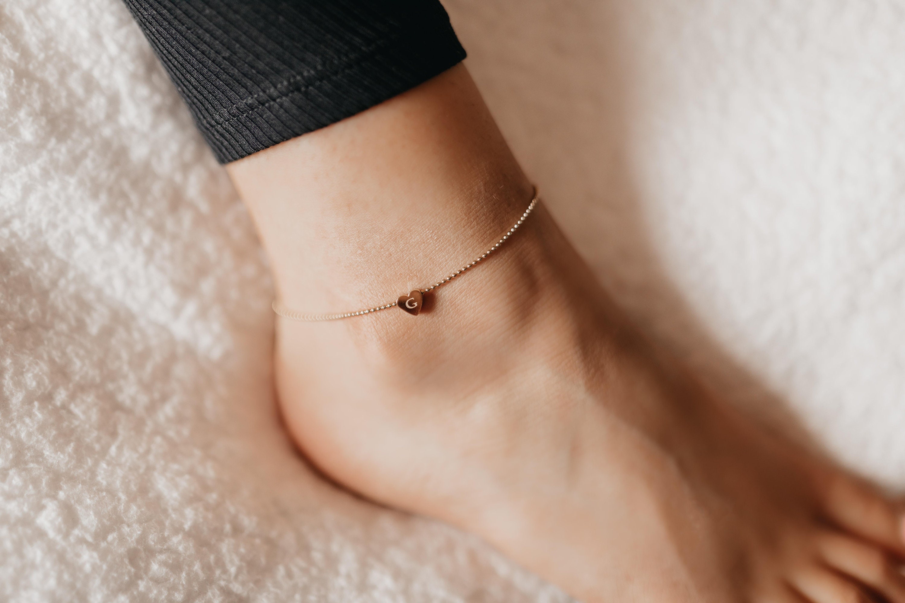 r initial anklet