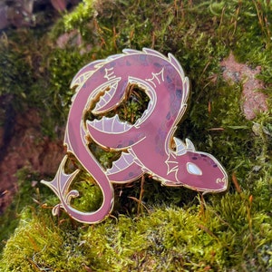 Pino de esmalte serpente marinha // 45 mm de largura // Banhado a ouro // Série Cryptid