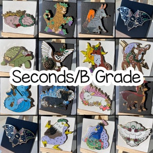 Secondes/Épingles en émail d'un dieu grec de qualité B // Animaux de la mythologie // « Dieux adorables // Plaqué or