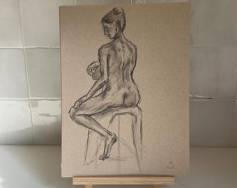 Figuurtekening portret, zittende vrouw, levenstekening portretstudie, vrouw gedeeltelijk zijprofiel figuurschets, ballethouding