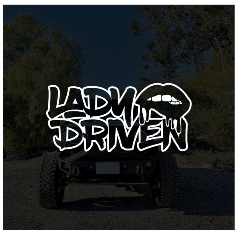 Pu&ograve; includere: Un adesivo grafico in bianco e nero con il testo "Lady Driven" in un font in stile graffiti. Un'immagine stilizzata in bianco e nero di un rossetto che cola &egrave; sopra il testo.