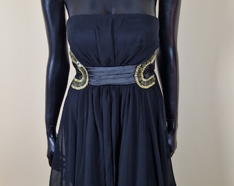 Boeiende elegantie: zwarte formele cocktailjurk met glinsterende stenen en chiffongolven, satijnaccenten, elegante stijl, NightOutFashion