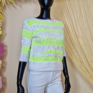 Leuchtende Fusion: Handgestrickter Damen-Pullover in Weiß und Zitronen-Gelb - Größe M (FR), SoftAndLight, BuntStyle, ModernFlair, WinterGarderobe