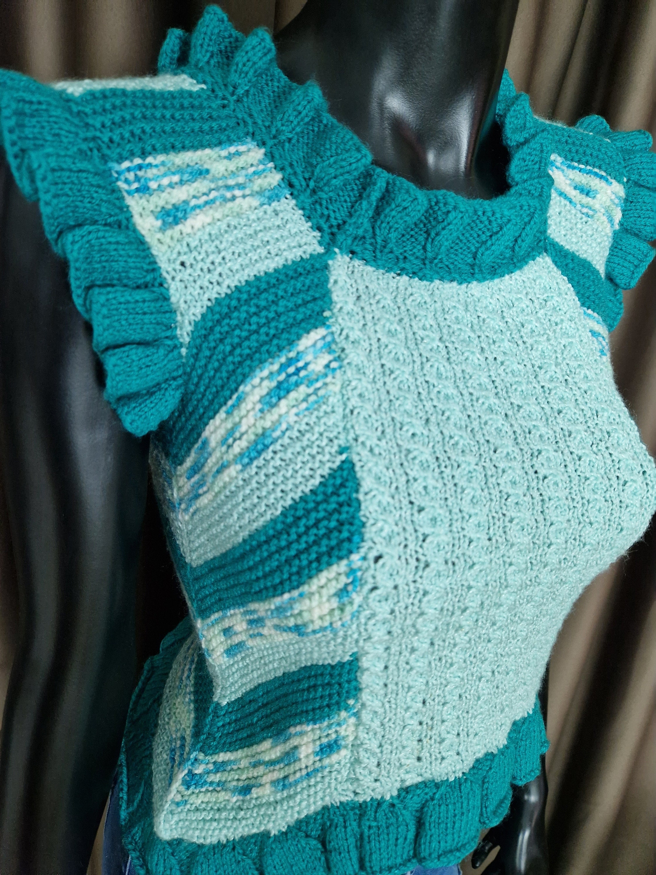 Turquoise elegantie: handgebreide bloementop met golvende randband - maat S, bloemenfestivaltop, gebreide korte blouse zonder mouwen