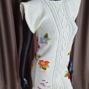 Handgestrickte Eleganz: Einzigartiges Floral besticktes Kleid mit aufwendigem Strick Detail, Grösse S/M, EverydayElegance HandcraftedBeauty, SpecialDres