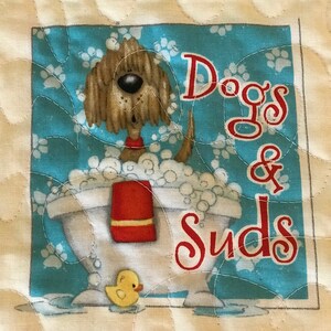 K&ouml;nnte beinhalten: Ein brauner Hund mit einem roten Halsband nimmt ein Bad in einer wei&szlig;en Badewanne mit Blasen. Der Hund ist umgeben von blauem Wasser mit wei&szlig;en Pfotenabdr&uuml;cken. Der Text "Dogs & Suds" ist in roten Kursivbuchstaben geschrieben.