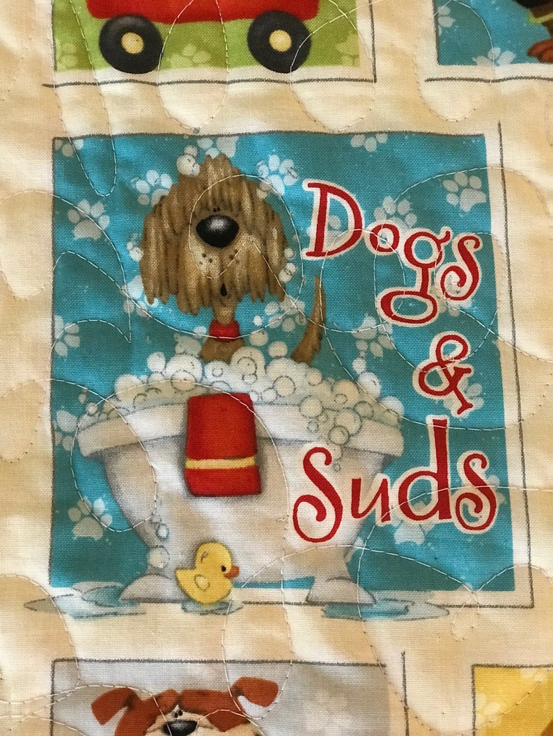 K&ouml;nnte beinhalten: Ein brauner Hund mit einem roten Halsband nimmt ein Bad in einer wei&szlig;en Badewanne mit Blasen. Der Hund ist umgeben von blauem Wasser mit wei&szlig;en Pfotenabdr&uuml;cken. Der Text "Dogs & Suds" ist in roten Kursivbuchstaben geschrieben.
