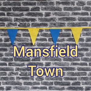3 m handgefertigte Flaggen aus Stoff - Mansfield Town - Einlagig - Pinke Kanten - Blau + Gelbe Flaggen - Goldenes Schrägband