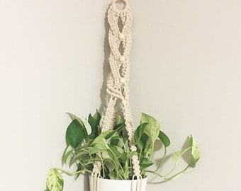 Macrame plant hanger