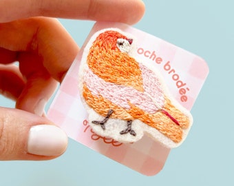 Petite broche brodée - Oiseau orange et rose brodé à la main sur feutrine