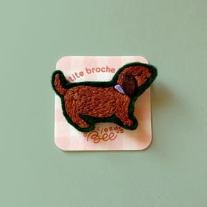 Pequeño broche bordado - Pequeño perro salchicha Teckel marrón bordado a mano sobre fieltro