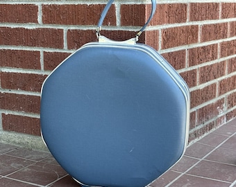 Maletín de viaje octogonal azul vintage con forma de avión de pasajeros, estilo mediados de siglo.