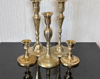 Conjunto de 5 castiçais vintage de latão com acabamento rústico para sala de jantar e festas.