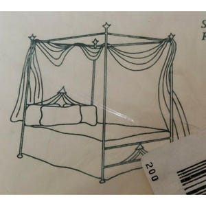 Puede incluir: Un dibujo de línea de un marco de cama con dosel con un remate en forma de estrella en cada poste. El marco de la cama es de metal y tiene un diseño simple. La cama se muestra con un colchón y almohadas.