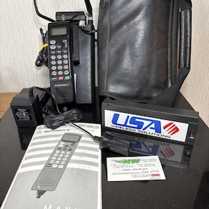 Vintage Motorola mobiele telefoon voor in de auto, batterijoplader, hoes, handleiding