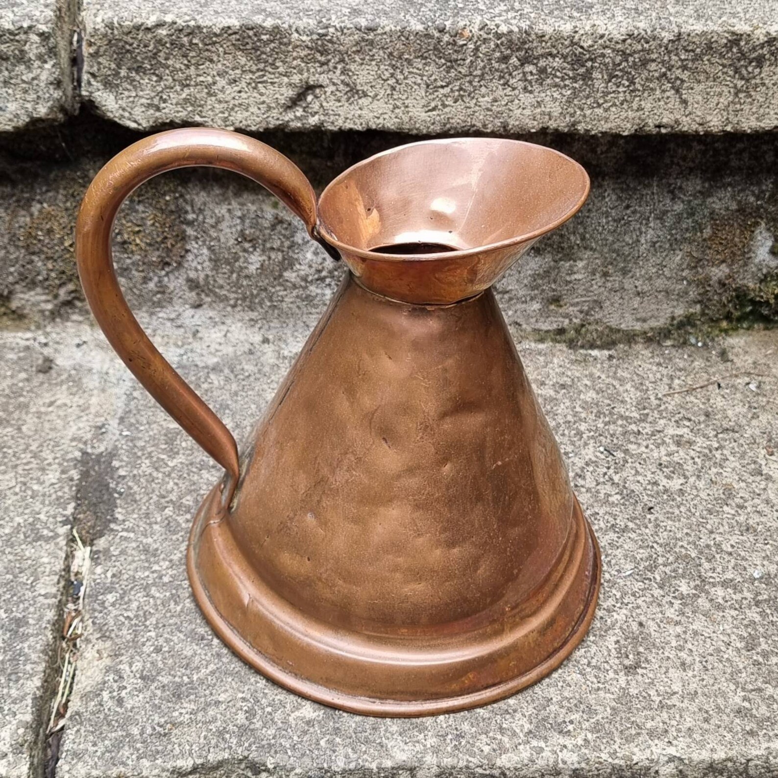 Un vase/pichet/cruche en cuivre super vintage avec anses en
