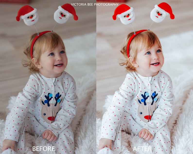 Pode incluir: Uma crian&ccedil;a pequena vestindo um macac&atilde;o de rena branco e vermelho com uma faixa de cabe&ccedil;a vermelha com dois chap&eacute;us de Papai Noel no topo. A crian&ccedil;a est&aacute; sentada em uma superf&iacute;cie branca e fofa e sorrindo.