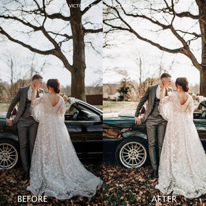 Puede incluir: Una novia y un novio posan para una foto de boda frente a un coche descapotable negro. La novia lleva un vestido de novia de encaje blanco y el novio lleva un traje oscuro. La pareja est&aacute; de pie en un camino con hojas ca&iacute;das.