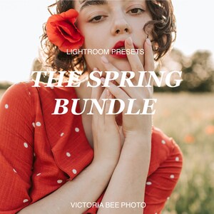 Peut inclure: Une femme avec du rouge à lèvres rouge et une fleur de pavot rouge dans les cheveux pose dans une robe à pois rouges dans un champ d'herbe verte. Le texte "Lightroom Presets The Spring Bundle Victoria Bee Photo" est superposé à l'image.