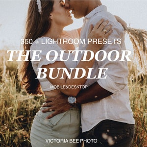 Puede incluir: Imagen de una pareja abrazándose en un campo. La superposición de texto dice "350+ Lightroom Presets, The Outdoor Bundle, Mobile & Desktop" con "Victoria Bee Photo" en la parte inferior. La imagen tiene una paleta de colores cálidos y dorados.