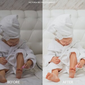 Pode incluir: Uma crian&ccedil;a pequena vestindo um roup&atilde;o branco e uma toalha branca na cabe&ccedil;a est&aacute; sentada em um sof&aacute; branco e pintando as unhas dos p&eacute;s de rosa.