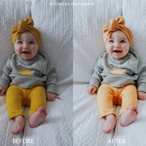 Pode incluir: Um beb&ecirc; vestindo um su&eacute;ter cinza e cal&ccedil;as amarelas senta em um cobertor branco. O beb&ecirc; est&aacute; usando uma faixa de cabe&ccedil;a amarela com um la&ccedil;o. O beb&ecirc; est&aacute; sorrindo.