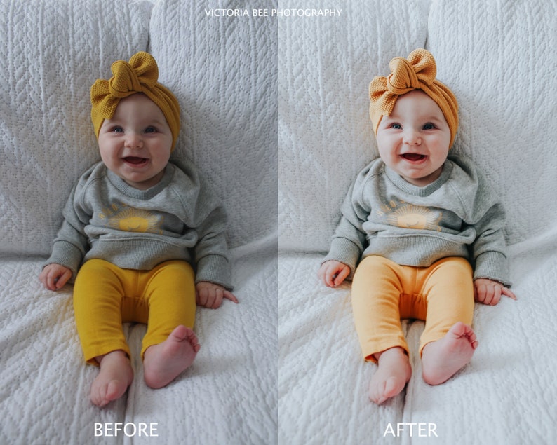 Pode incluir: Um beb&ecirc; vestindo um su&eacute;ter cinza e cal&ccedil;as amarelas senta em um cobertor branco. O beb&ecirc; est&aacute; usando uma faixa de cabe&ccedil;a amarela com um la&ccedil;o. O beb&ecirc; est&aacute; sorrindo.