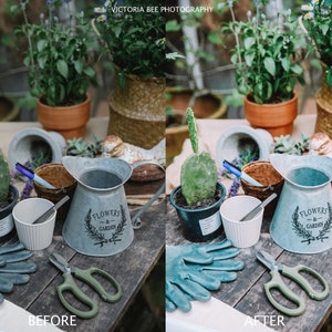 Puede incluir: Una mesa de madera r&uacute;stica con herramientas de jardiner&iacute;a, plantas y una regadera de metal con el texto "Flowers & Garden". La mesa est&aacute; decorada con un camino de mesa de arpillera y un par de guantes de jardiner&iacute;a azules.
