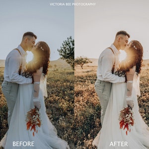 Puede incluir: Una pareja con atuendo de boda blanco se besa en un campo con hierba alta y una puesta de sol de fondo. La novia lleva un ramo de flores secas.
