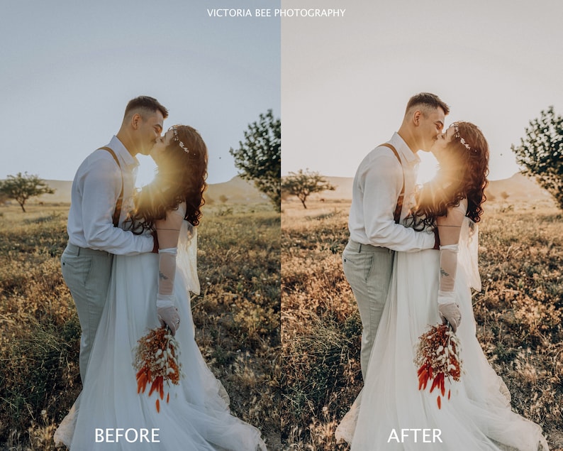 Puede incluir: Una pareja con atuendo de boda blanco se besa en un campo con hierba alta y una puesta de sol de fondo. La novia lleva un ramo de flores secas.