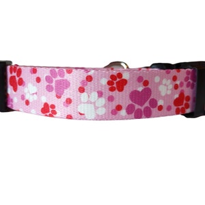 Collier rose pour chien avec empreintes de pattes