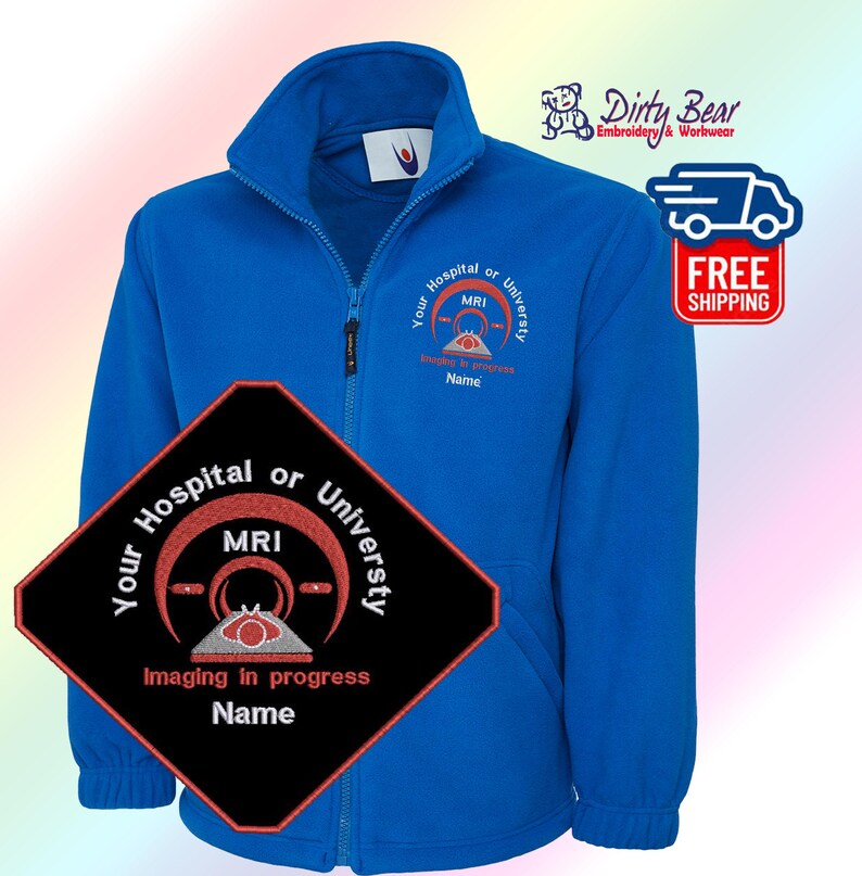 K&ouml;nnte beinhalten: Eine k&ouml;nigsblaue Fleecejacke mit durchgehendem Rei&szlig;verschluss und hohem Kragen. Die Jacke hat ein gesticktes Design mit dem Text "Your Hospital or University MRI Imaging in progress Name". Die Jacke hat auch den Text "Dirty Bear Embroidery & Workwear".
