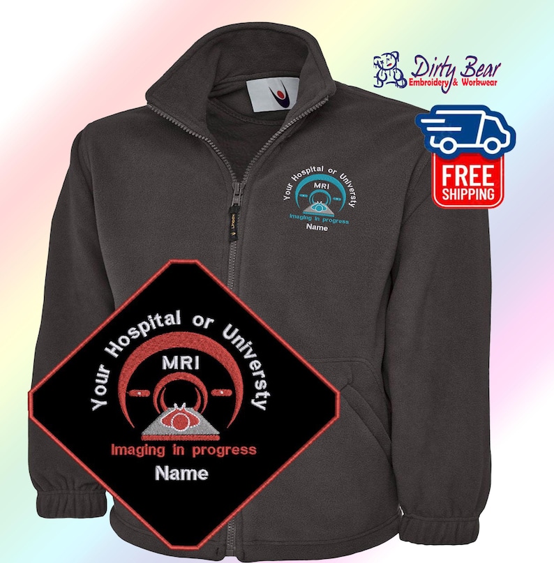 K&ouml;nnte beinhalten: Anthrazitfarbene Fleecejacke mit Rei&szlig;verschluss und gesticktem MRI-Design. Die Jacke hat einen hohen Kragen, einen durchgehenden Rei&szlig;verschluss und ein kleines gesticktes Logo auf der Brust. Das Design enth&auml;lt den Text "Your Hospital or University MRI Imaging in progress Name".