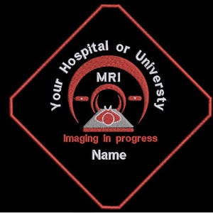 K&ouml;nnte beinhalten: Gestickter Aufn&auml;her mit rotem und schwarzem Design. Der Aufn&auml;her zeigt die W&ouml;rter "Your Hospital or University" und "MRI" in Wei&szlig; sowie den Text "Imaging in progress Name". Das Design beinhaltet ein rotes MRT-Ger&auml;t.
