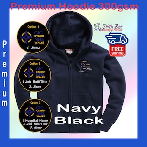 Könnte beinhalten: Marineblauer Kapuzenpullover mit Reißverschluss, Kapuze und Vordertaschen. Der Hoodie hat gestickte Aufnäher mit Text und Logos, darunter "GIG CYMRU NHS WALES". Der Text "Navy Black" ist auf der Vorderseite zu sehen. Der Hoodie ist mit "Premium Hoodie 300gsm" gekennzeichnet.