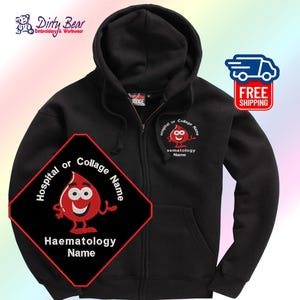 Könnte beinhalten: Schwarzer Kapuzenpullover mit Reißverschluss, Kapuze und Taschen. Er hat ein rot-weiß gesticktes Blutstropfen-Design mit dem Text "Hospital or College Name" und "Haematology Name". Der Hoodie hat auch das Logo "Dirty Bear Embroidery & Workwear".