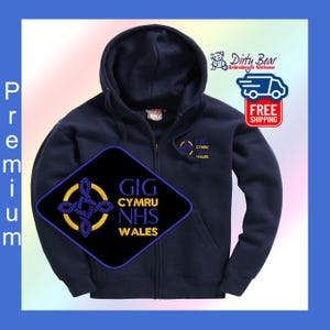 Peut inclure: Sweat à capuche bleu marine avec fermeture éclair et poches. Il présente des logos brodés, dont "GIG CYMRU NHS WALES" et un emblème circulaire. Le logo "Dirty Bear Embroidery & Workwear" est également visible.