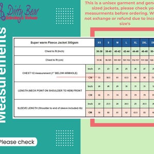 K&ouml;nnte beinhalten: Eine Ma&szlig;tabelle f&uuml;r eine Unisex-Fleecejacke mit Brust- und &Auml;rmell&auml;ngen in Zentimetern und Zoll. Die Tabelle befindet sich auf einem tealfarbenen Hintergrund mit dem Dirty Bear-Logo und dem Wort "Measurements".