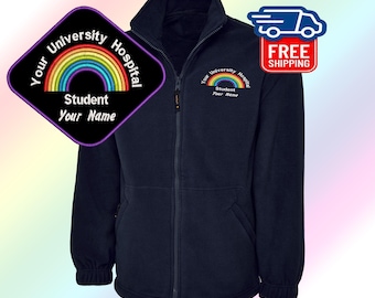 Personalisierte Regenbogen Fleece Jacke | Gestickter Name des Krankenhauses, Berufsbezeichnung Gesundheitsuniform