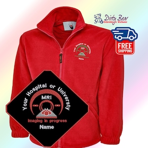 K&ouml;nnte beinhalten: Eine rote Fleecejacke mit durchgehendem Rei&szlig;verschluss und hohem Kragen. Die Jacke hat gestickte Logos, darunter eines mit dem Text "Your Hospital or University MRI" und "Imaging in progress Name". Ein "Dirty Bear"-Logo ist ebenfalls sichtbar.