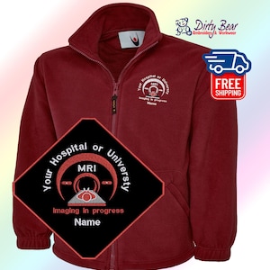 K&ouml;nnte beinhalten: Burgunderfarbene Fleecejacke mit durchgehendem Rei&szlig;verschluss und hohem Kragen. Die Jacke hat einen gestickten Aufn&auml;her mit dem Text "Your Hospital or University MRI Imaging in progress Name". Ein kleineres Logo befindet sich auf der rechten Brust.