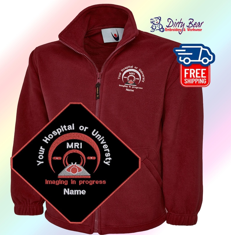 K&ouml;nnte beinhalten: Burgunderfarbene Fleecejacke mit durchgehendem Rei&szlig;verschluss und hohem Kragen. Die Jacke hat einen gestickten Aufn&auml;her mit dem Text "Your Hospital or University MRI Imaging in progress Name". Ein kleineres Logo befindet sich auf der rechten Brust.