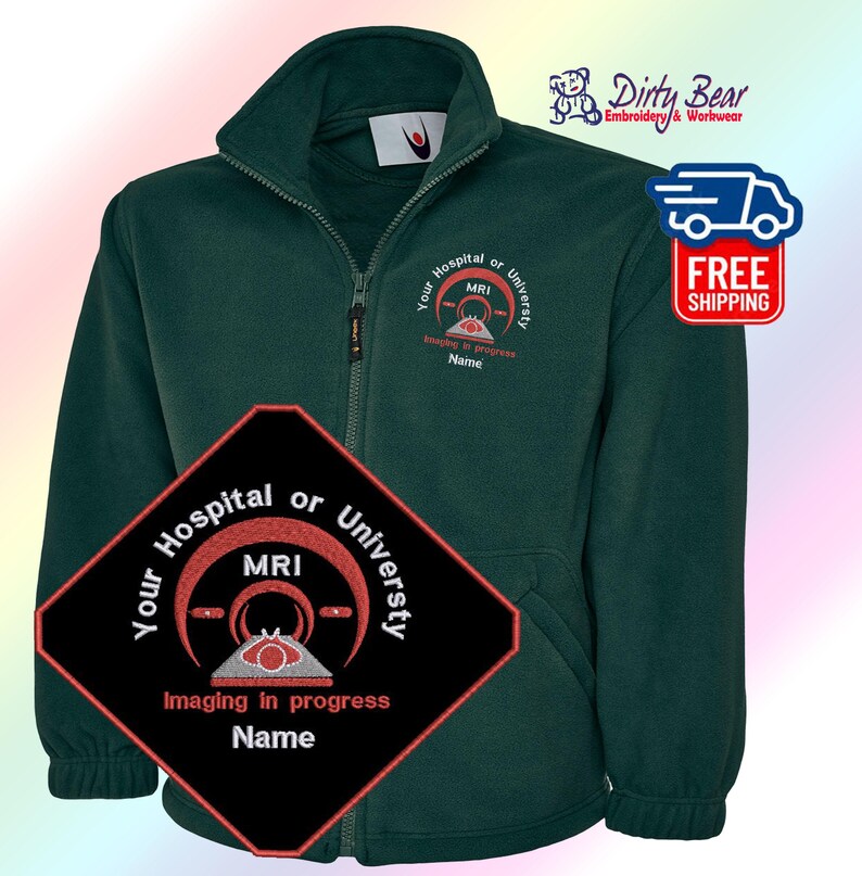 K&ouml;nnte beinhalten: Eine dunkelgr&uuml;ne Fleecejacke mit durchgehendem Rei&szlig;verschluss und hohem Kragen. Die Jacke hat einen gestickten Aufn&auml;her mit dem Text "Your Hospital or University MRI Imaging in progress Name". Die Jacke hat auch ein kleines gesticktes Logo auf der Brust.