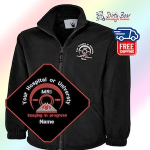 K&ouml;nnte beinhalten: Schwarze Fleecejacke mit durchgehendem Rei&szlig;verschluss und hohem Kragen. Die Jacke hat gestickten Text und Grafiken, darunter "Your Hospital or University MRI" und "Imaging in progress Name". Eine "Kostenloser Versand"-Grafik ist ebenfalls sichtbar.
