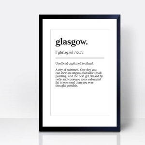 Peut inclure: Impression noir et blanc avec le mot "glasgow" d&eacute;fini comme la capitale officieuse de l'&Eacute;cosse. La d&eacute;finition d&eacute;crit la ville comme un lieu d'extr&ecirc;mes, o&ugrave; vous pouvez voir de l'art et faire l'exp&eacute;rience de beaucoup de nourriture en un seul repas.
